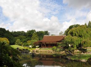The Shofuso House: A Japanese-style building by a lake.